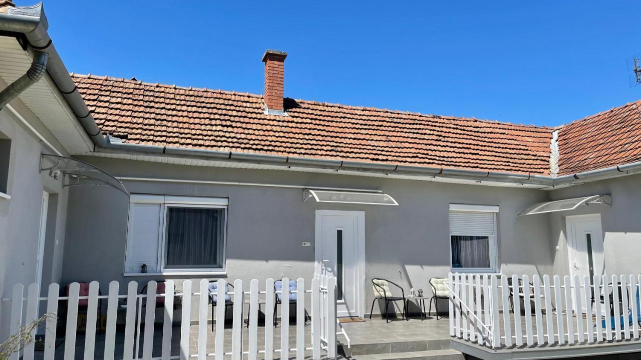 Szín-Ház Apartman Gyula Kültér fotó